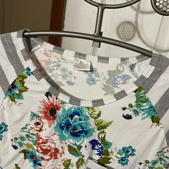 White/Grey Flower Print T-shirt w/ Pocket - Picture 5 of 9